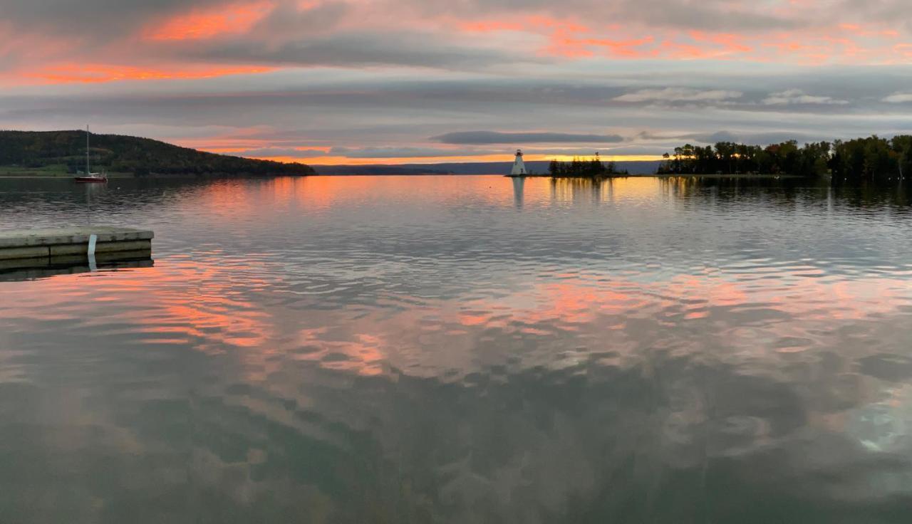 The Water'S Edge Inn & Gallery Baddeck Exterior photo